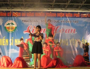 Tiết mục văn nghệ hát múa phụ họa của đơn vị Thành phố Tuy Hòa