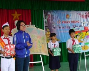 Chị Phạm Thị Minh Hiiền - Phó Bí thư Thường trực Tỉnh Đoàn, Chủ tịch HĐĐ tỉnh trao giải phần thi vẻ tranh