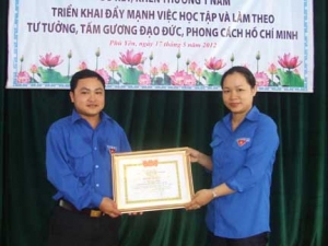 Võ Văn Toàn (bên trái) được Tỉnh đoàn Phú Yên tuyên dương làm theo gương Bác vào năm 2012 - Ảnh: T.HIẾU