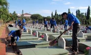 Đoàn viên, thanh niên tu tảo các phần mộ, làm đẹp Nghĩa trang liệt sĩ tỉnh.
