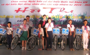Chị Lê Thị Thanh Bích - Phó Bí thư Tỉnh Đoàn, Chủ tịch Hội đồng Đội tỉnh trao xe đạp cho các học sinh nghèo ở huyện Sơn Hòa.