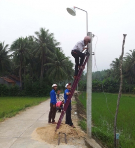 Đoàn viên, thanh niên xã Xuân Lâm thi công công trình thanh niên “Thắp sáng đường quê” tại thôn Long Phước - Ảnh: N.CHƯƠNG