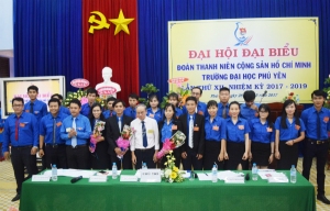  Lãnh đạo Tỉnh Đoàn và Đảng ủy nhà trường tặng hoa chúc mừng BCH Đoàn trường khóa XII.
