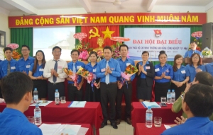 Lãnh đạo Tỉnh Đoàn và lãnh đạo Đảng ủy nhà trường tặng hoa chúc mừng Ban Chấp hành Đoàn trường khóa mới.