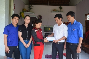 Hội đồng Đội tỉnh thăm, chia buồn gia đình em Nguyễn Hoài Bảo Long.