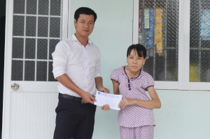 Đ/c Võ Duy Kha - Phó Chủ tịch Thường trực Hội đồng Đội tỉnh đại diện trao quà và tiền "đỡ đầu" cho mẹ của em Hải.