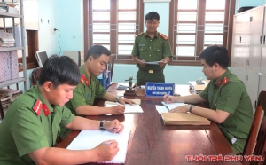 Thượng úy Nguyễn Thành Huyên (đứng) triển khai điều tra án cùng các đồng nghiệp.