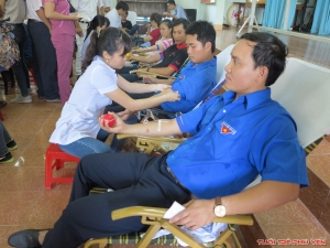 Đoàn viên, thanh niên tham gia hiến máu tình nguyện.