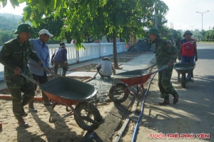 ĐVTN tham gia đổ bê tông công viên Bia di tích Luật sư Nguyễn Hữu Thọ.