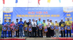 Đồng chí Phan Đình Phùng, Phó Chủ tịch UBND tỉnh và các đồng chí lãnh đạo tặng hoa, cờ cho các đơn vị tham dự giải.