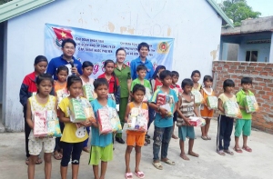 Tặng quà cho các em học sinh có hoàn cảnh khó khăn ở xã Xuân Lãnh, huyện Đồng Xuân.