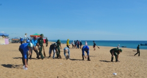 ĐVTN tham gia thu gom rác thải tại bãi biển thị trấn Hòa Hiệp Trung, huyện Đông Hòa.