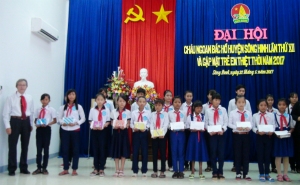 Ban Tổ chức khen thưởng và trao giấy chứng nhận cho các em thiếu nhi đạt danh hiệu Cháu ngoan Bác Hồ.