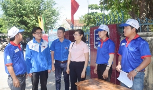 Đ/c Lê Thị Thanh Bích thăm và động viên đội tình nguyện “Tiếp sức mùa thi” tại điểm thi Trường THCS và THPT Võ Thị Sáu.