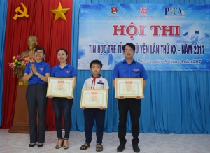 Đ/c Lê Thị Thanh Bích - Phó Bí thư Tỉnh Đoàn, Chủ tịch Hội đồng Đội tỉnh trao giải toàn đoàn cho các đơn vị.