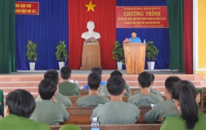 Đ/c Phan Xuân Hạnh - Bí thư Tỉnh Đoàn, Chủ tịch Hội LHTN Việt Nam tỉnh tuyên truyền, giáo dục kỹ năng sống cho các trại viên.