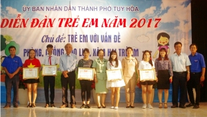 Ban Tổ chức trao giải cho các đơn vị.