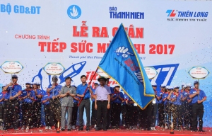 Lễ trao cờ lệnh chính thức ra quân “Tiếp sức mùa thi” năm 2017.