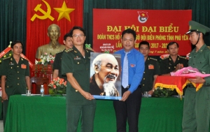 Bí thư Tỉnh Đoàn Phú Yên Phan Xuân Hạnh trao bức chân dung Chủ tịch Hồ Chí Minh cho đại diện lãnh đạo Đoàn Thanh niên Bộ đội Biên phòng tỉnh Phú Yên .