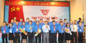 Lãnh đạo tỉnh và Đảng ủy Khối Các cơ quan tỉnh, Tỉnh Đoàn tặng hoa chúc mừng Ban Chấp hành khóa mới.