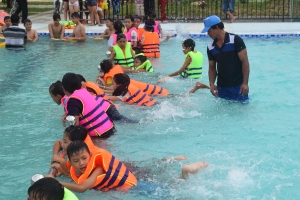 Các em thiếu nhi được tập huấn các động tác bơi cơ bản.