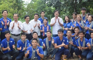 Lãnh đạo Tỉnh Đoàn và huyện Đồng Xuân với đội hình SVTN trường Đại học Sư phạm Kỹ thuật TP. Hồ Chí Minh tại xã Đa Lộc.