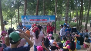 Các em thiếu nhi đang tham gia các trò chơi tập thể tại Suối Tôm, xã Hòa Tâm, huyện Đông Hòa.