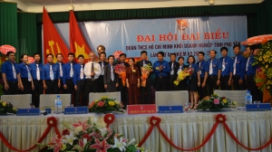 Lãnh đạo Đảng ủy Khối Doanh nghiệp tỉnh và Tỉnh Đoàn Phú Yên tặng hoa và chụp ảnh lưu niệm với các đồng chí trong Ban Chấp hành khóa mới.