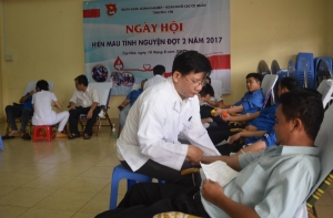 ĐVTN tham gia hiến máu tình nguyện cứu người.