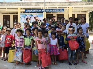 Trao quà cho các em học sinh nghèo ở xã Xuân Lâm, thị xã Sông Cầu.