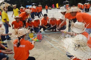 Đoàn viên, thanh niên tham gia trò chơi cộng đồng lấy trứng xếp trên ống nhựa.