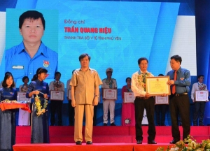 Anh Trần Quang Hiệu nhận Giải thưởng “Cán bộ, công chức, viên chức trẻ giỏi” toàn quốc lần thứ IV, năm 2017.