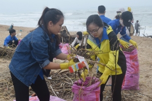 ĐVTN tham gia thu gom rác tại bãi biển thành phố Tuy Hòa.