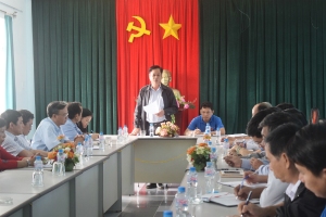 Đ/c Huỳnh Tấn Việt - Ủy viên Trung ương Đảng, Bí thư Tỉnh ủy, Chủ tịch HĐND tỉnh chỉ đạo tại cuộc họp khẩn khắc phục hậu quả cơn bão số 12 gây ra.