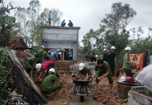 Huyện Đoàn Đông Hòa và Đoàn Thanh niên Công An tỉnh giúp dân dọn dẹp lại nhà bị sụp đổ.