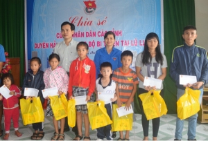 Lãnh đạo Thành Đoàn Đà Nẵng và Tỉnh Đoàn Phú Yên trao quà cho các em học sinh ở thị xã Sông Cầu.