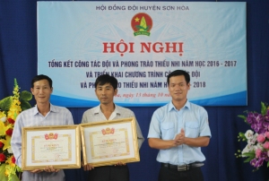 Thầy Nguyễn Bá Kiều (giữa) nhận bằng khen của Trung ương Đoàn.