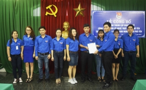 Bí thư Đoàn khối doanh nghiệp tỉnh Nguyễn Văn Đệ trao quyết định thành lập Đoàn cơ sở Công ty cổ phần Kỹ nghệ thực phẩm Phú Yên.