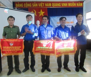 Anh Lương Minh Tùng - Phó Bí thư Tỉnh Đoàn và Anh Lương Công Trình - Bí thư Huyện Đoàn Phú Hòa tặng cờ thi đua xuất sắc cho 03 đơn vị dẫn đầu năm 2017