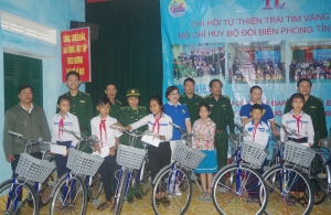 Đoàn trao tặng xe đạp cho các học sinh nghèo có hoàn cảnh khó khăn trên địa bàn tỉnh.