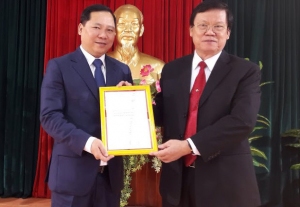 Đồng chí Nguyễn Phi Long (trái) nhận quyết định phân công nhiệm vụ mới.