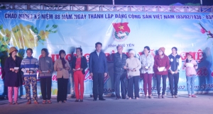 Bí thư Tỉnh Đoàn Phan Xuân Hạnh và lãnh đạo UBND huyện Đông Hòa trao quà cho các gia đình chính sách.
