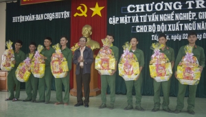 Lãnh đạo Huyện ủy Tây Hòa trao quà cho bộ đội xuất ngũ.