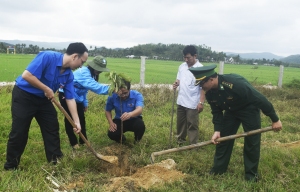 Lãnh đạo Tỉnh Đoàn và lãnh đạo Bộ đội Biên phòng, các khối và lãnh đạo địa phương tham gia trồng cây xanh.