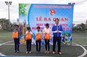 Huyện Đoàn trao quà cho các em học sinh nghèo, có hoàn cảnh khó khăn trong địa bàn huyện.