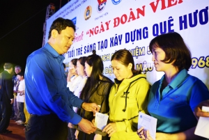 Bí thư Tỉnh Đoàn, Chủ tịch Hội LHTN tỉnh Phú Yên Phan Xuân Hạnh trao quà cho thanh niên công nhân.