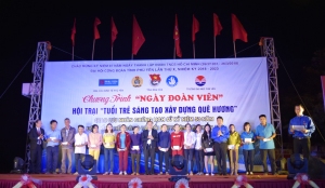 Lãnh đạo UBND tỉnh, Huyện ủy Đông Hòa và Ban Tổ chức trao quà cho đoàn viên, thanh niên công nhân.