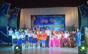 Ban Tổ chức trao giải Nhất toàn đoàn cho Hội đồng Đội huyện Đông Hòa.