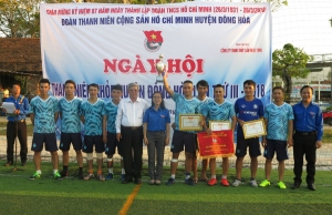 Lãnh đạo UBND huyện và Ban Tổ chức trao cúp vô địch cho đội bóng Hòa Hiệp Trung.