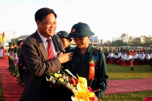 Ủy viên Trung ương Đảng, Bí thư Tỉnh ủy, Chủ tịch HĐND tỉnh Huỳnh Tấn Việt tặng hoa, động viên thanh niên TP Tuy Hòa lên đường nhập ngũ.